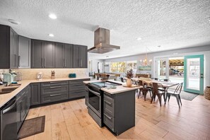 Maison, plusieurs lits, accès piscine, vue piscine (Canal Front Beach Home, Private Pool) | Cuisine privée | Réfrigérateur, micro-ondes, four, plaque de cuisson