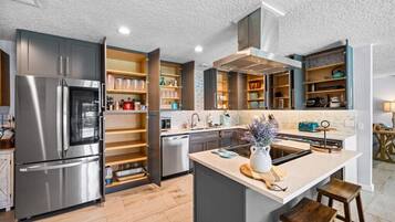 Maison, Plusieurs lits, accès à la piscine (Canal Front Beach Home, Private Pool) | Cuisine privée | Réfrigérateur, four à micro-ondes, un four, surface de cuisson