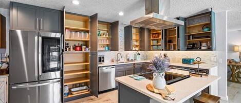 Hus, flere senger, adgang til basseng, bassengutsikt (Canal Front Beach Home, Private Pool) | Eget kjøkken | Kjøleskap, mikrobølgeovn, ovn og kokeplater