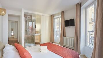 Apartamento | Espacio para trabajar con un portátil y tabla de planchar con plancha