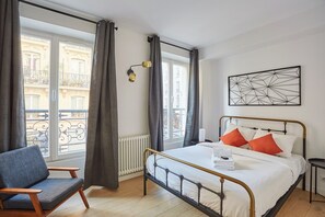 Departamento | Espacio para trabajar con laptop y tabla de planchar con plancha 