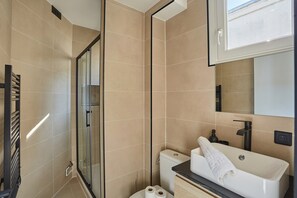 Apartment | Bathroom | Hair dryer, soap, shampoo