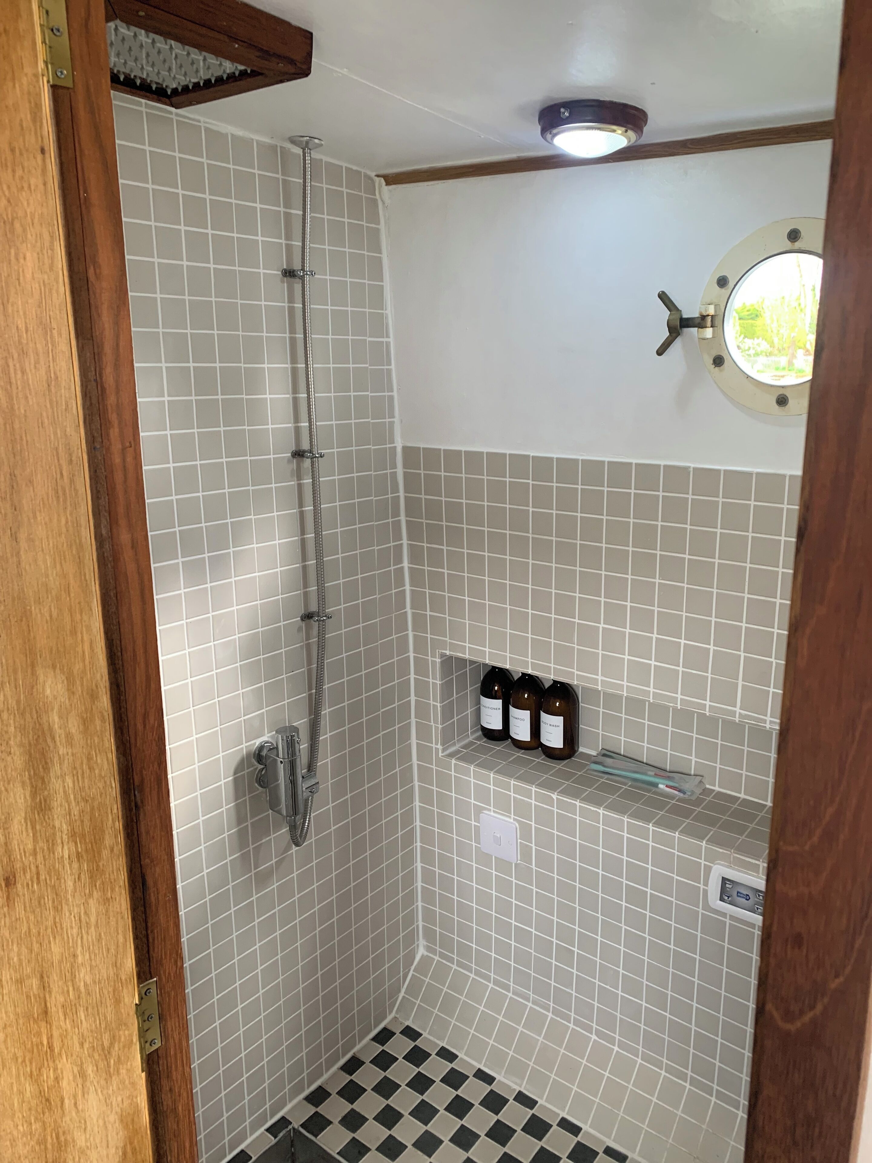 Douche, articles de toilette écologiques, sèche-cheveux