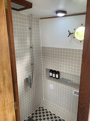 Ducha, artículos de tocador ecológicos, secador de pelo, toallas