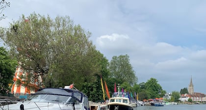 Stunning Classic Dutch Barge near historic Henley & Marlow