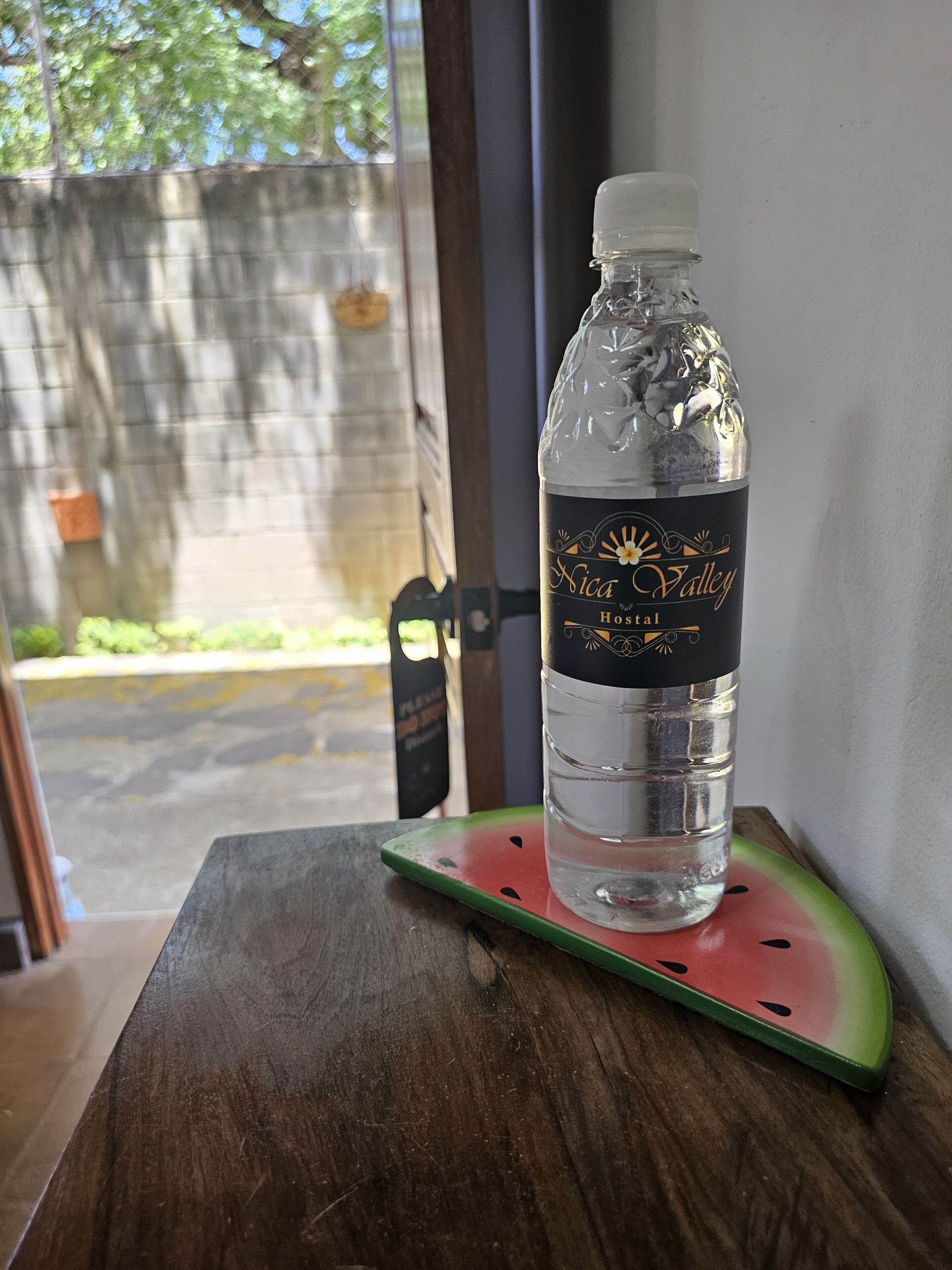 Una botella de agua sobre una mesa con un diseño de rodaja de sandía.