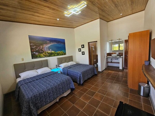 Chambre Quadruple Familiale, climatisation, vue montagne | Draps en coton égyptien, literie de qualité supérieure