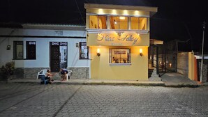A two-story building with a sign reading "Nica Paley Hostal". - Hotel Nica Valley (Rivas)