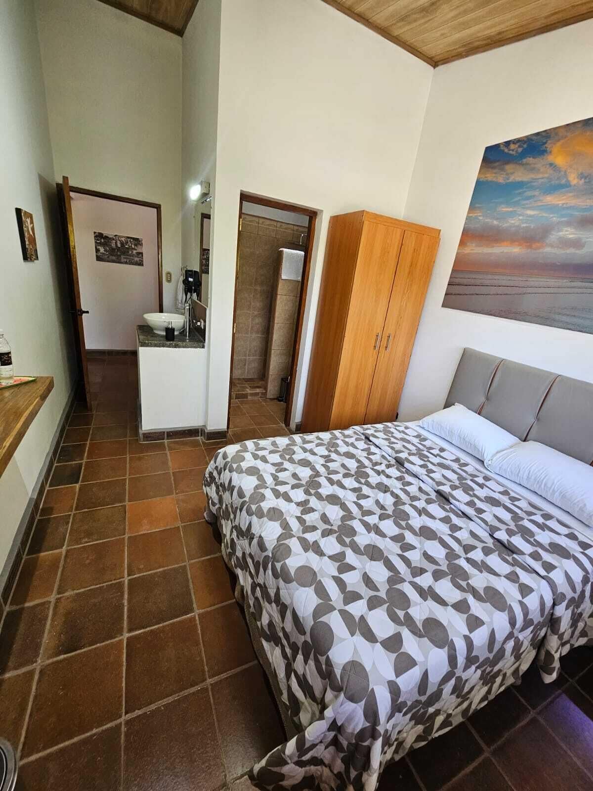 Habitación doble Confort, 1 cama Queen size, aire acondicionado, vista a la montaña | Sábanas de algodón egipcio, ropa de cama de alta calidad y edredón 
