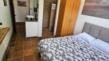 Habitación doble Confort, 1 cama Queen size, aire acondicionado, vista a la montaña | Sábanas de algodón egipcio, ropa de cama de alta calidad y edredón