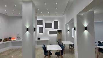 Esmorzar diari d'estil bufet gratuït