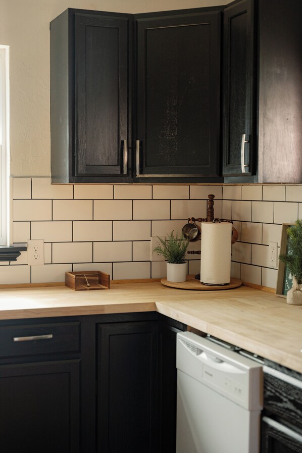 Fridge, oven, stovetop, dishwasher