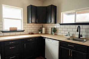 Jääkaappi, uuni, liesi, astianpesukone