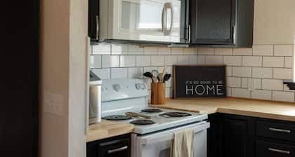 Charming 3-bedroom cottage with WiFi and AC in delightful downtown Guthrie