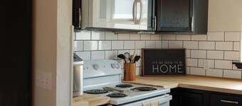 Charming 3-bedroom cottage with WiFi and AC in delightful downtown Guthrie