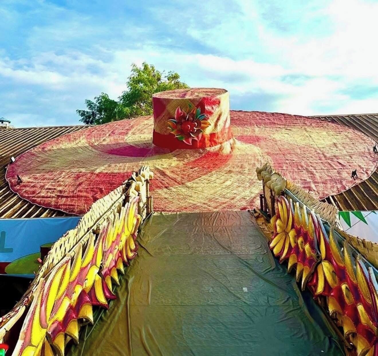 Eine große, runde Struktur mit einer zentralen Säule und einem verzierten Baldachin.