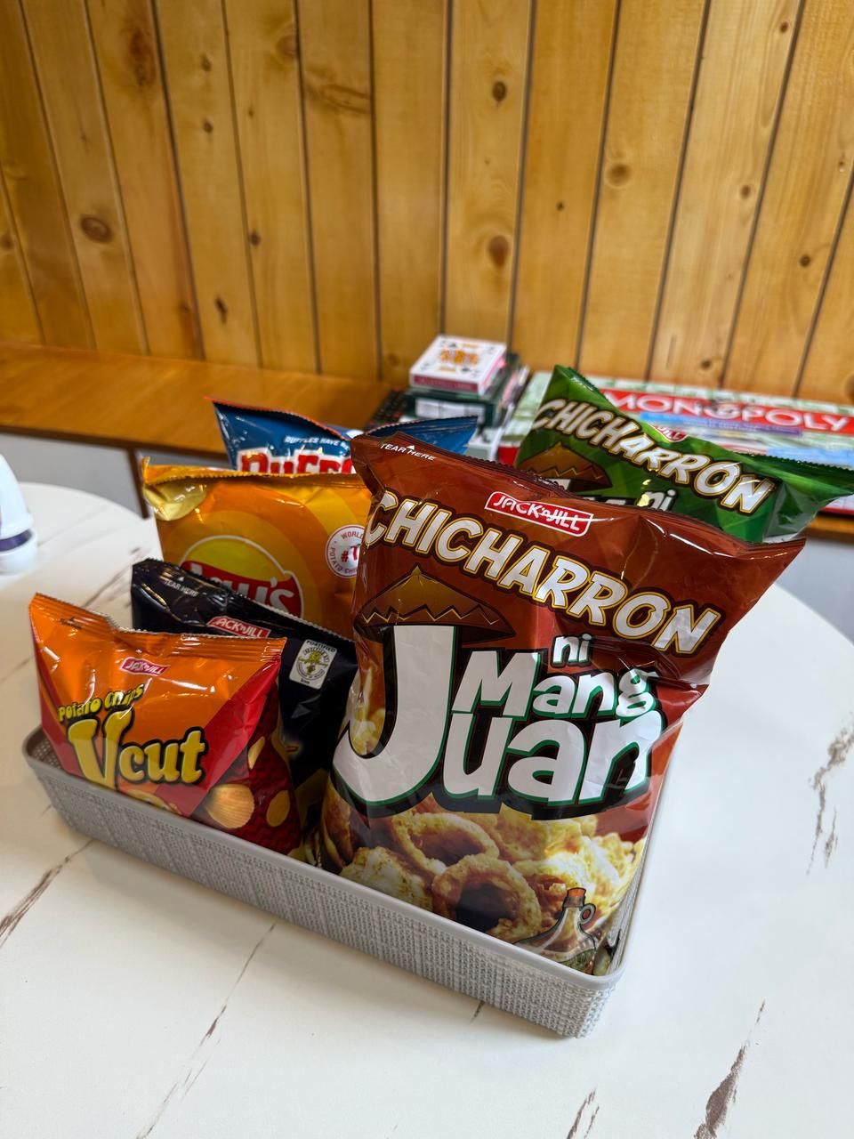 Una bandeja con papas fritas y una bolsa de papas.
