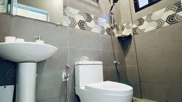 Regadera, amenidades de baño ecológicas, secadora de cabello, bidet
