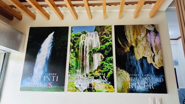 Pared con tres fotografías enmarcadas de cascadas.