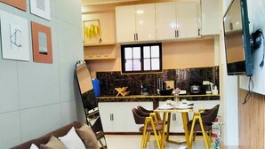 Una sala de estar moderna con un sofá, una mesa de centro y un comedor con sillas y una mesa.