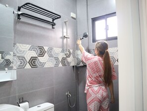 Regadera, amenidades de baño ecológicas, secadora de cabello, bidet
