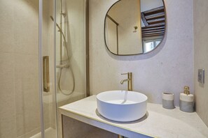 Appartement | Badkamer | Een haardroger, zeep, shampoo