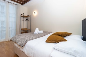 Apartment | Laptop workspace, iron/ironing board, bed sheets - New Apartment Center of Paris Place de la Bourse (Paris)