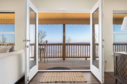 Hawk's View- Mountain Cottage!