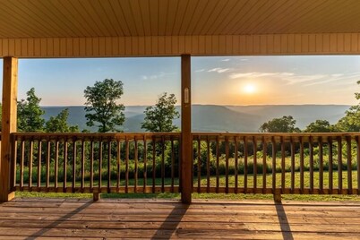 Hawk's View- Mountain Cottage!