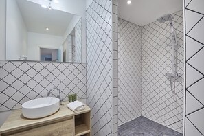 Apartamento | Baño | Secador de pelo, jabón y champú
