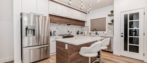 ثلاجة، ميكروويف، فرن، موقد طهي مسطح