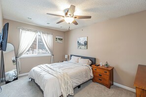 4 Schlafzimmer, Schreibtisch, Bügeleisen/Bügelbrett, kostenloses WLAN