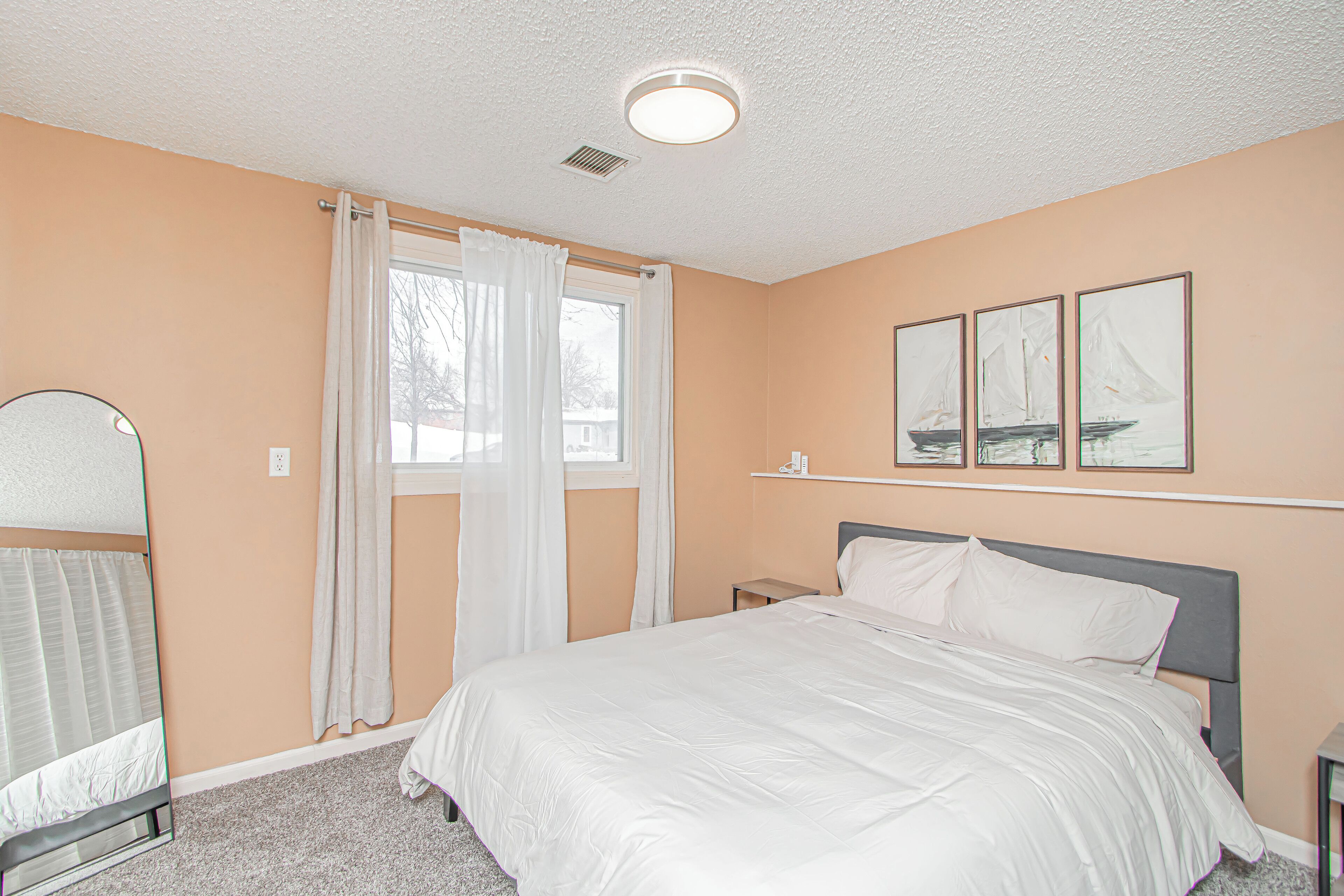 4 quartos, escrivaninha, ferros/tábuas de passar roupa