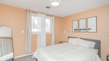 4 quartos, escrivaninha, ferros/tábuas de passar roupa