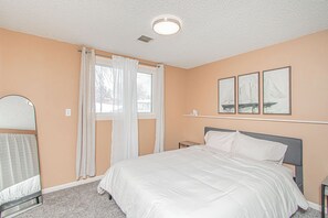 4 quartos, escrivaninha, ferros/tábuas de passar roupa