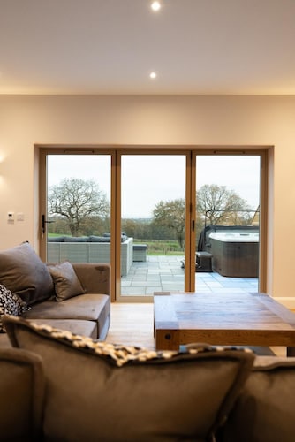 Large, modern countryside retreat with hot tub - Sleeps 24 - Nr Birmingham