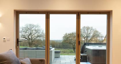 Large, modern countryside retreat with hot tub - Sleeps 24 - Nr Birmingham