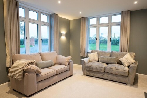 Large, modern countryside retreat with hot tub - Sleeps 24 - Nr Birmingham