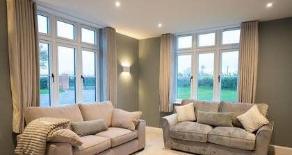 Large, modern countryside retreat with hot tub - Sleeps 24 - Nr Birmingham