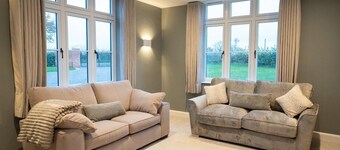 Large, modern countryside retreat with hot tub - Sleeps 24 - Nr Birmingham