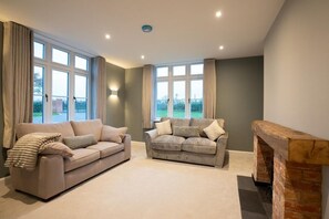 Televisión y chimenea 