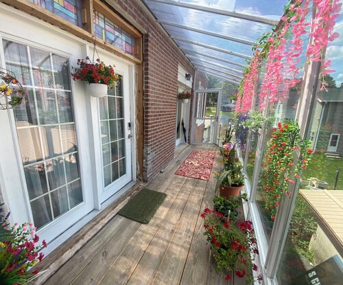 Charming 2-bedroom suite A with WiFi, AC in adorable Elkader