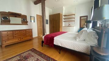 2 habitaciones, tabla de planchar con plancha, wifi y ropa de cama