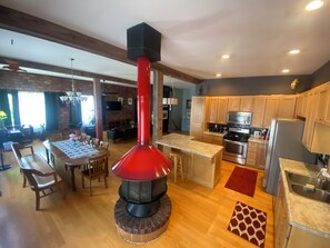 Dining - Charming 2-bedroom suite A with WiFi, AC in adorable Elkader (Elkader)