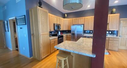 Charming 2-bedroom suite A with WiFi, AC in adorable Elkader
