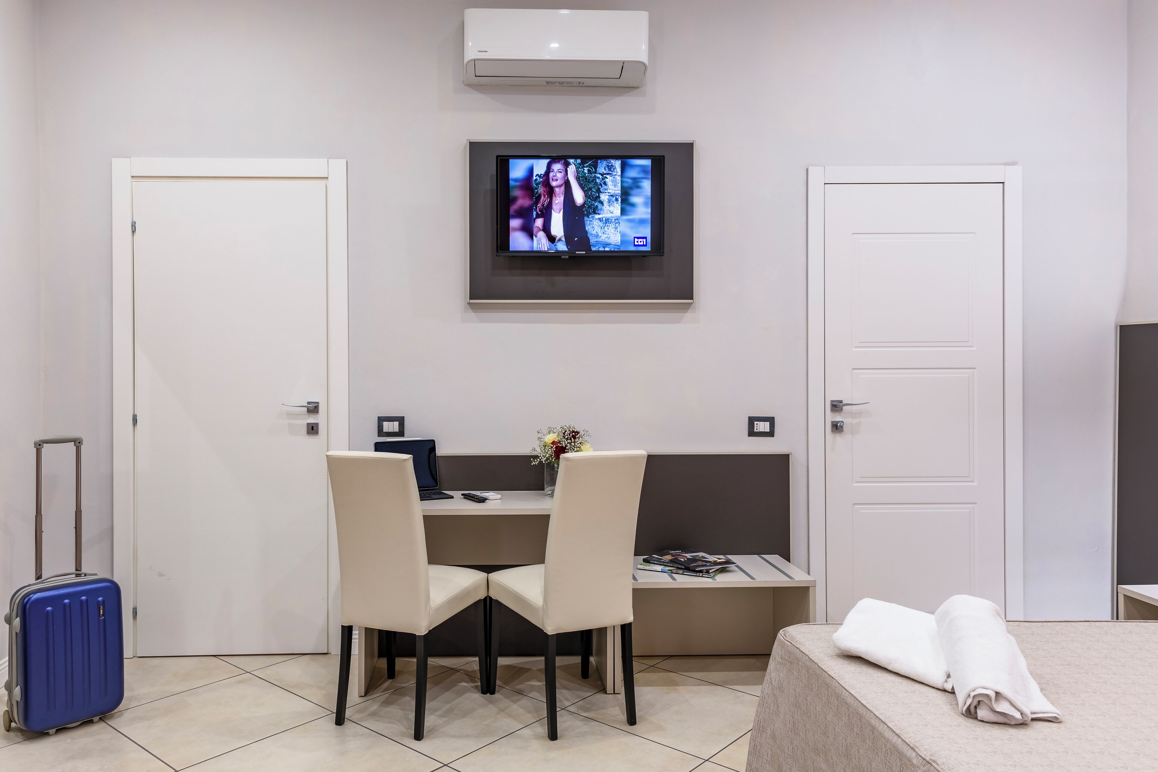 Dobbelt- eller tomannsrom – basic | Safe på rommet, skrivebord og wi-fi (inkludert)