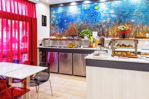 Café da manhã com buffet todos os dias (EUR 10.00 por pessoa) 