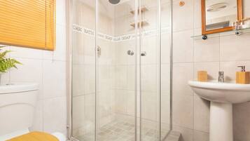 Basic Quadruple Room, Garden View | Bathroom