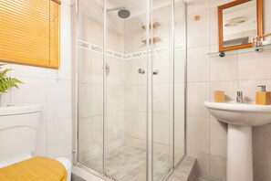 Chambre Quadruple, vue jardin | Salle de bain