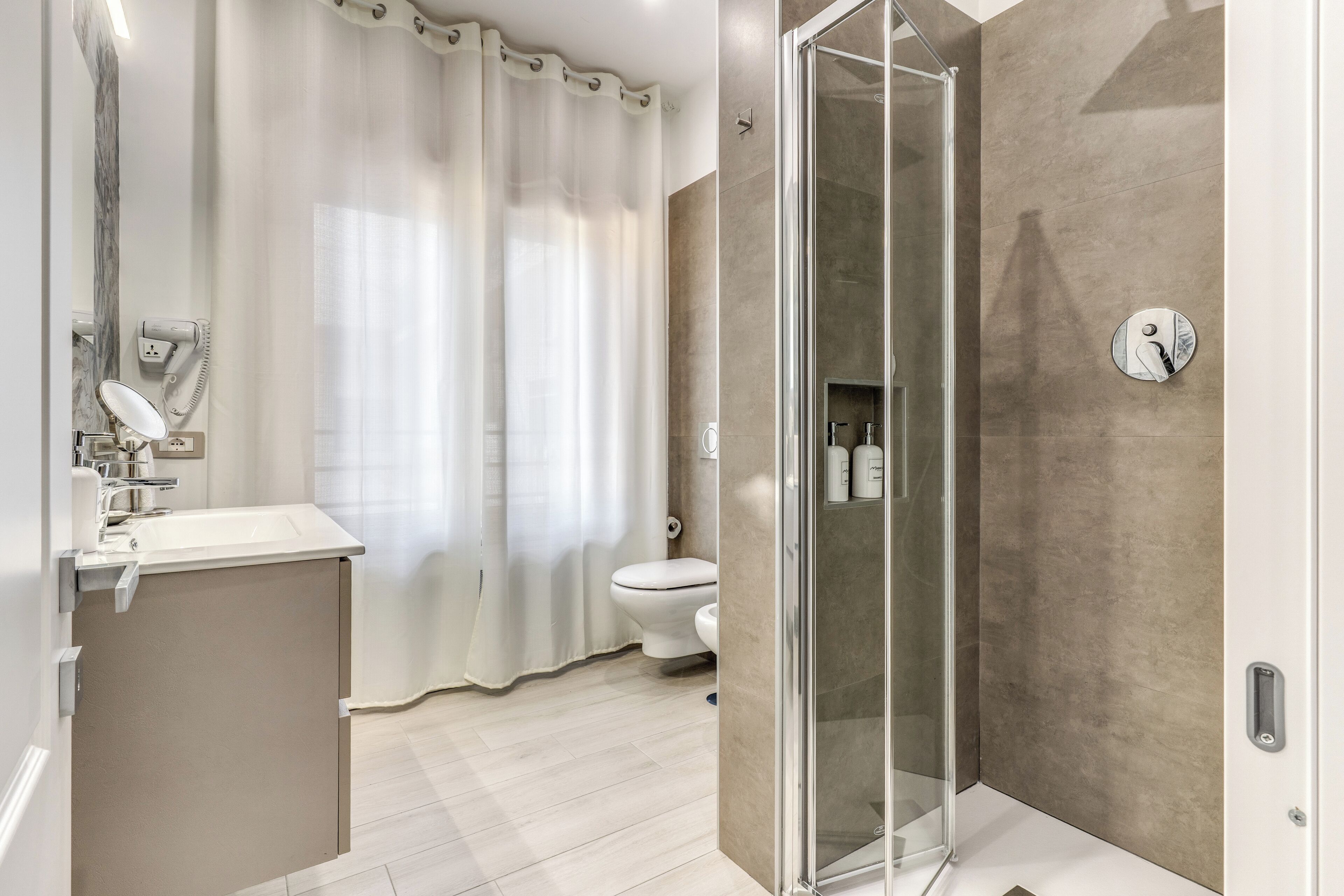 Studio, Balkon | Zimmersafe, Schreibtisch, schallisolierte Zimmer, Bügeleisen/Bügelbrett